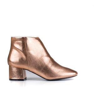 Qupid Metallic booties rose gold